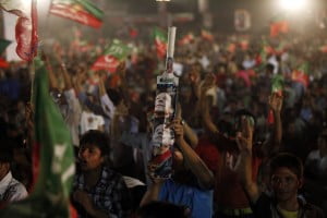 2013-05-06 PAKISTAN-ELECTION FANS OF IMRAN KHAN